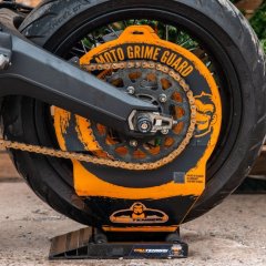 Tru-Tension moto chránič kola před nečistotami obsahuje také sběrnou misku na odtok.